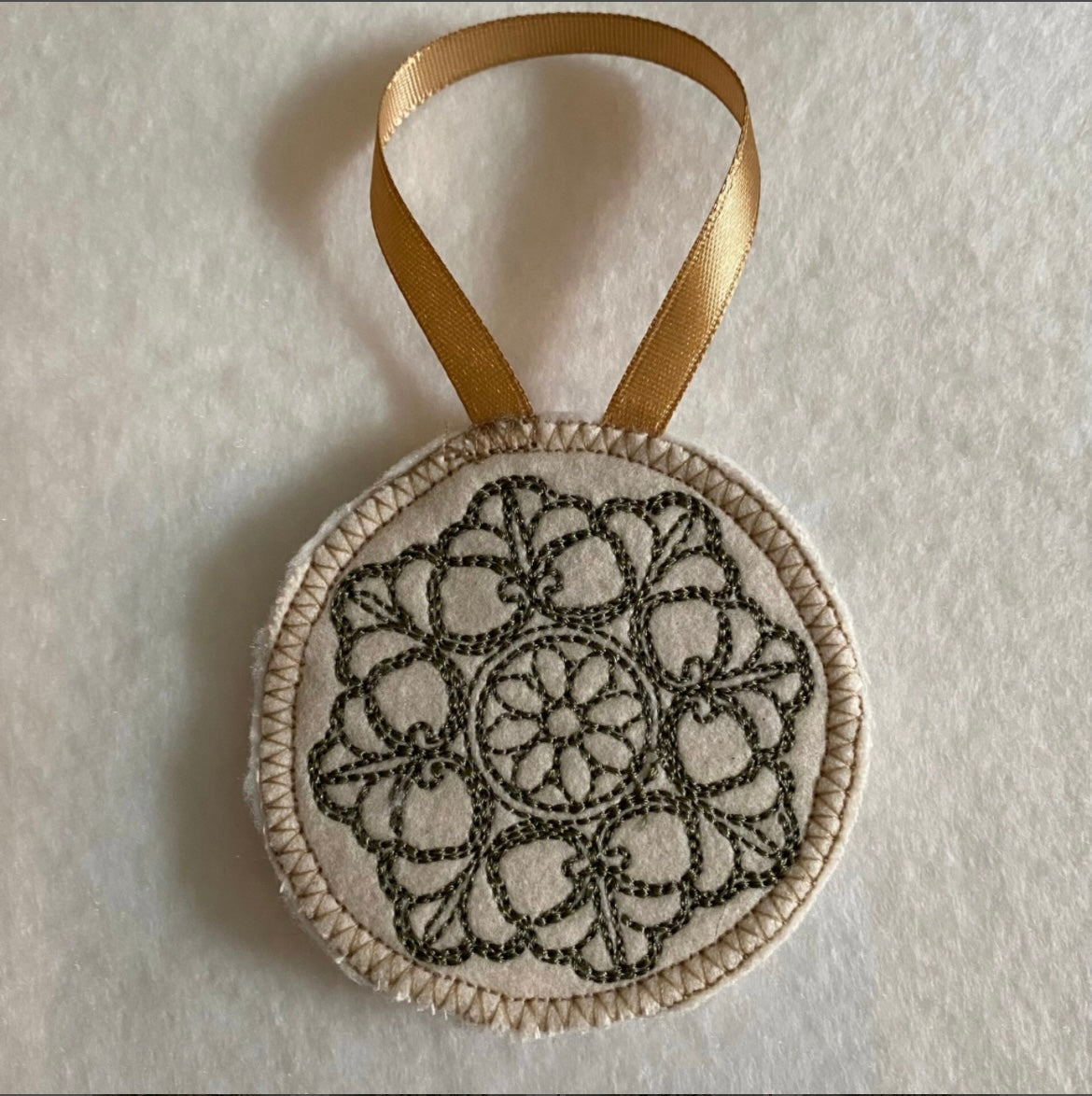 Julgransdekoration, broderade blommor