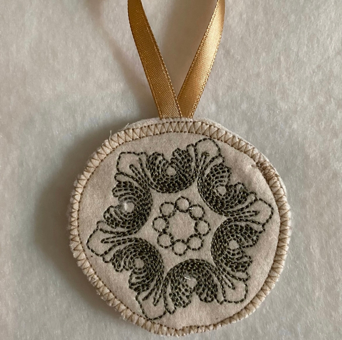 Julgransdekoration, broderade blommor