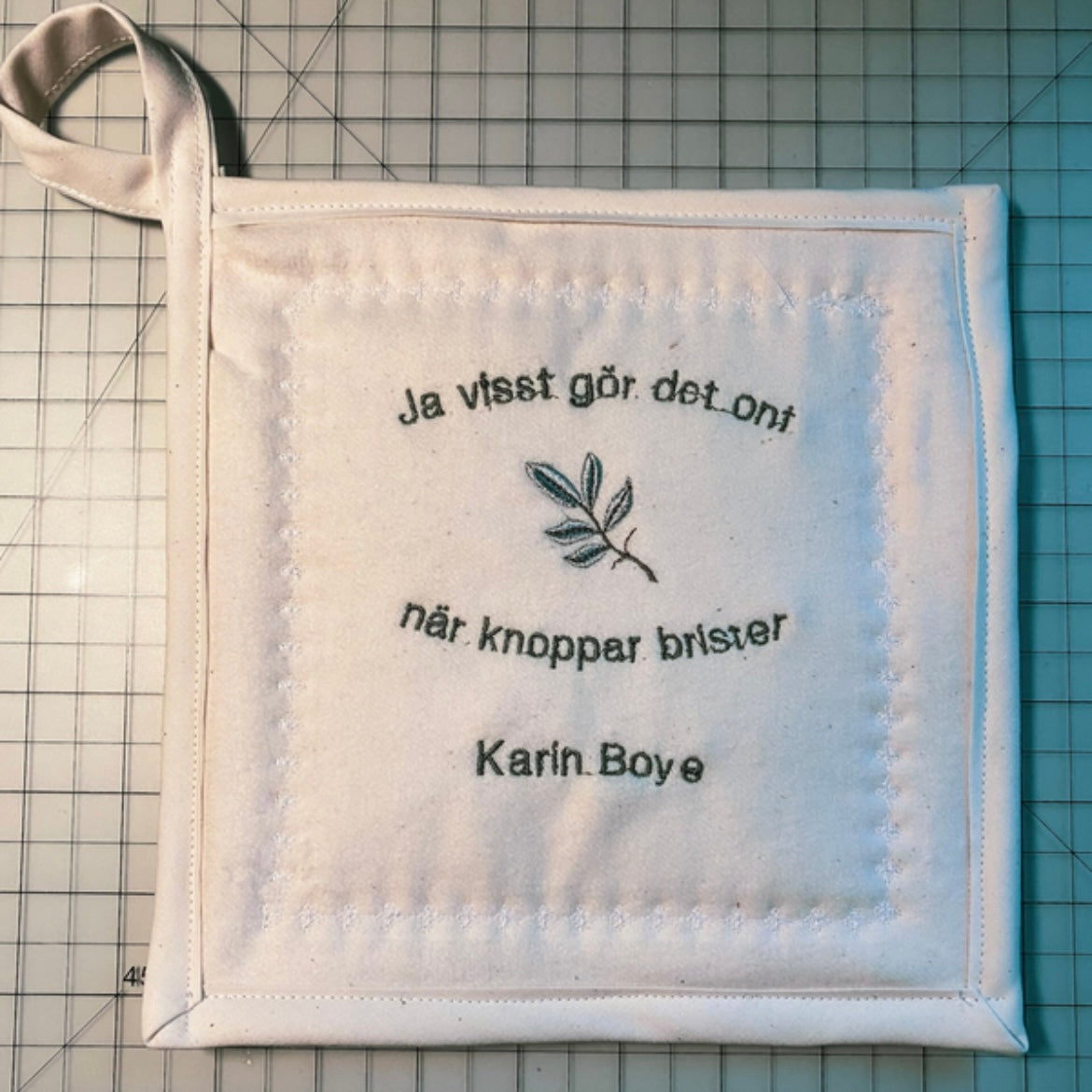 Broderade grytlappar