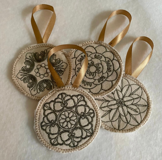 Julgransdekoration, broderade blommor